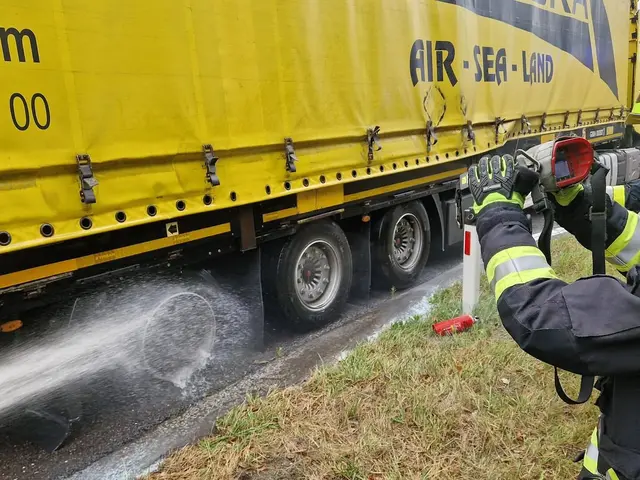 Die Nachlöscharbeiten wurden mithilfe einer Löschleitung und einer Wärmebildkamera durchgeführt.  | Foto: FF Vassach