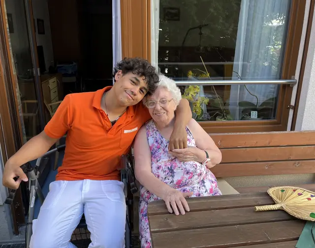 Felipe Panstingl, Absolvent eines freiwilligen Sozialen Jahres, mit Bewohnerin Leopoldine Dacho. | Foto: PBZ Klosterneuburg