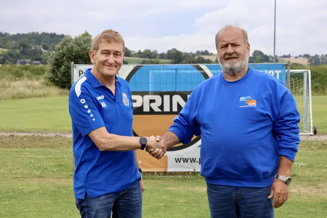 Vereinsmanager Manfred Rockenschaub bedankt sich bei Hauptsponsor Karl-Heinz Prinz für seine wertvolle Unterstützung. | Foto: Askö Perg