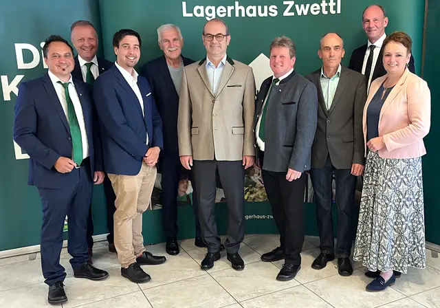 Wolfgang Häusler, Wolfgang Gwiß (beide Lagerhaus Zwettl Geschäftsführer), Stefan Jachs (Raiffeisen Revisionsverband), Obmann Gerhard Preiß (Raiffeisenbank Region Waldviertel Mitte), Johannes Schuster (RWA AG), Obmann Erich Fuchs, Stv. Vors. d. AR Rudolf Kostler (beide Lagerhaus Zwettl), Alexander Pilarsky (RWA AG) und Vizepräsidentin Andrea Wagner (Landwirtschaftskammer NÖ). | Foto: Lagerhaus Zwettl