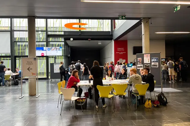Erste Schritte ins Hochschulleben – Jugendliche erkunden den Campus der FH St. Pölten und entdecken neue Interessen.
 | Foto: Angelika Czedik-Eysenberg und Yvonne Haidinger