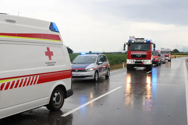 Ein schwarzes Auto landete nach Überschlag im Maisfeld in Fischlham: Drei Verletzte, davon einer schwer. | Foto: laumat.at