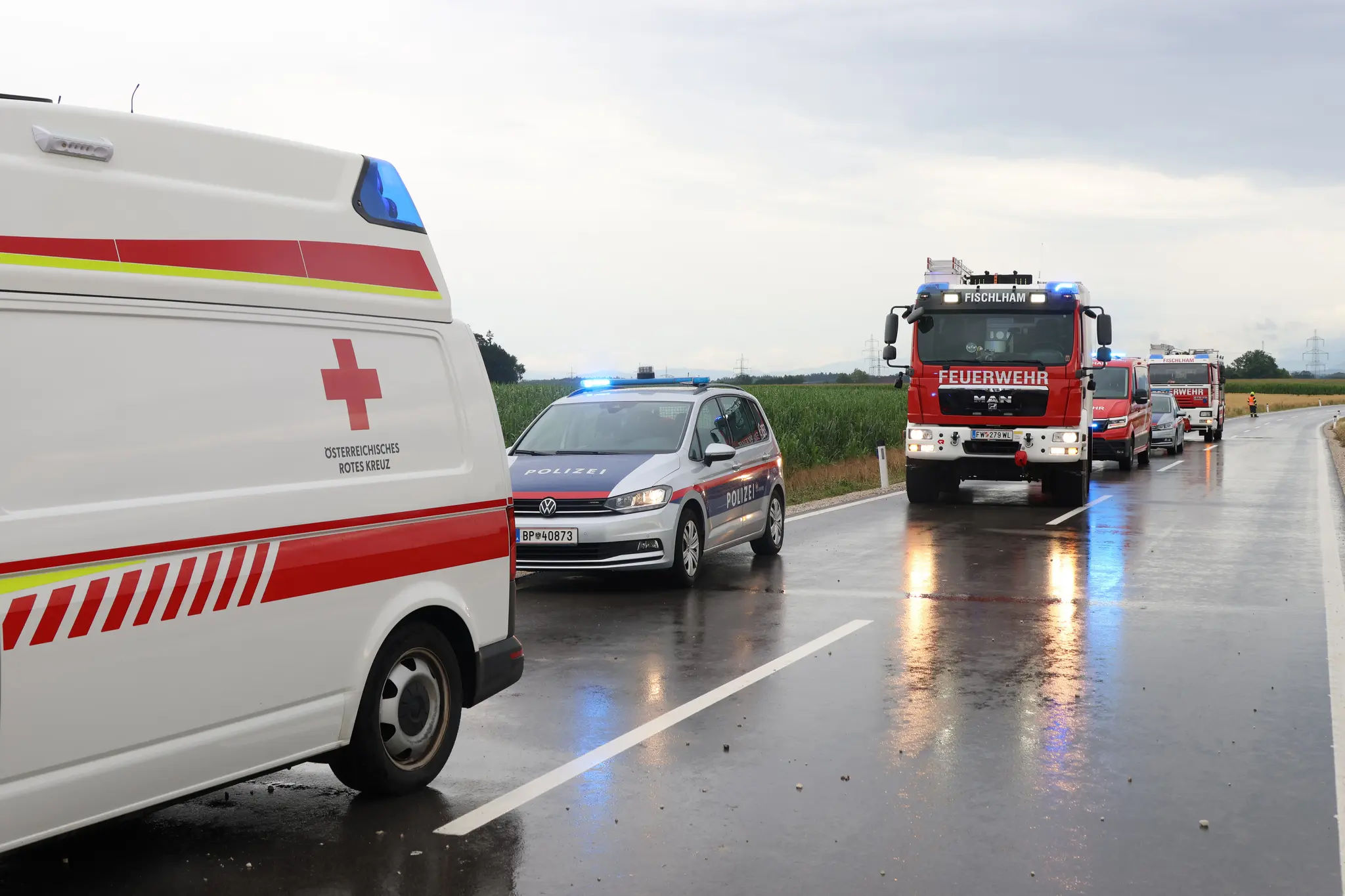 Alle drei Insassen verletzt: Auto überschlug sich im Maisfeld in Fischlham  - Wels & Wels Land