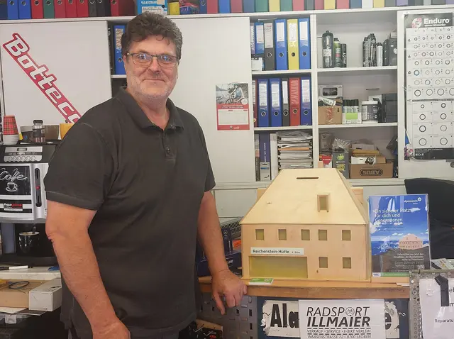 Die erste Station der mobilen Spendenbox für die Reichensteinhütte 3.0 ist bei Radsport Illmaier. | Foto: C. Schagerl