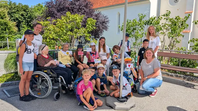 Die kleinen Helferinnen und Helfer schenkten ihre liebvoll gestalteten Postkarten den Bewohnerinnen und Bewohnern des Wohn- und Pflegeheims.  | Foto: Ehrensache Oststeiermark 