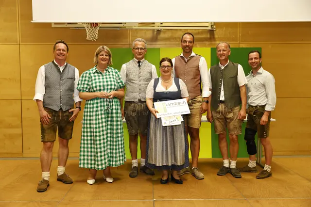 Im zweiten Bildungsweg zum Facharbeiterbrief Landwirtschaft: Gratulation an alle Absolventinnen und Absolventen der Abendschule Betriebsleiter*in Plus. 
am Bild: Dir. Kronberger, Bezirkshauptfrau Mag. Elisabeth Schwetz, LWK Direktor Mag. Karl Dietachmair, Absolventin Grudrun Krusche, NR Klaus Lindinger, Bezirksbauernkammerobmann Leopold Keferböck, Abolventenverbandsobmann Rainer Eckmair | Foto: TAFFotografia
