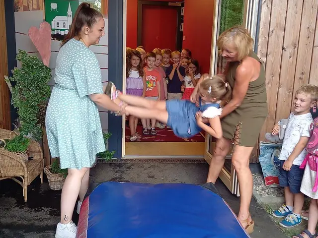 Die Abgängerinnen und Abgänger wurden offiziell aus dem Kindergarten "geworfen". | Foto: Gößler