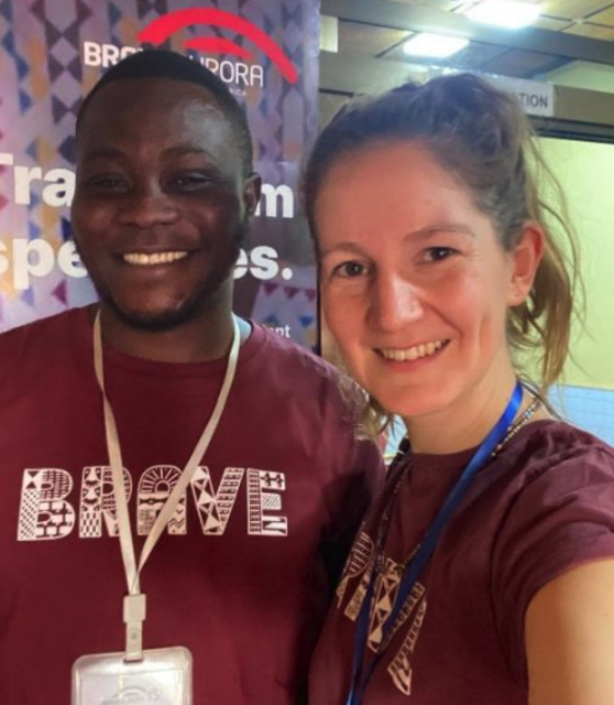 Im August 2024 hat Julia Obereder gemeinsam mit Abdul Iddrisu einen Vortrag in Schardenberg über ihre Arbeit mit dem Verein Braveaurora, insbesondere über Entwicklungszusammenarbeit mit Ghana gehalten. | Foto: Braveaurora
