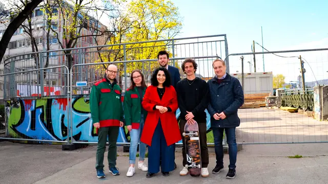 Saya Ahmad und Christian Sapetschnig (beide SPÖ) gemeinsam mit Vertreterinnen und Vertretern der MA 42 und dem Skateboard Club Vienna. | Foto: BV9