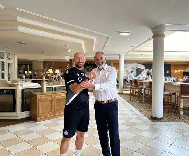 FK Austria Wien Trainer Stephan Helm zeigt sich begeistert von Trainings- und Regenerationsbedingungen im AVITA. Geschäftsführer Peter Prisching freut sich über die namhaften Teams als Gäste. | Foto: AVITA Resort/V. Baum