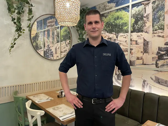 Georgios Paschos führt das Restaurant Delphi zusammen mit seinem Cousin. | Foto: Lisa Kammann/RMW