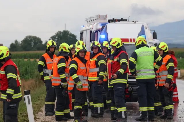Ein schwarzes Auto landete nach Überschlag im Maisfeld in Fischlham: Drei Verletzte, davon einer schwer. | Foto: laumat.at