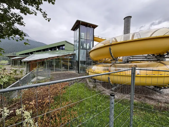 Im Moment schaut es rund ums Ehrwalder Hallenbad eher traurig aus. | Foto: Reichel