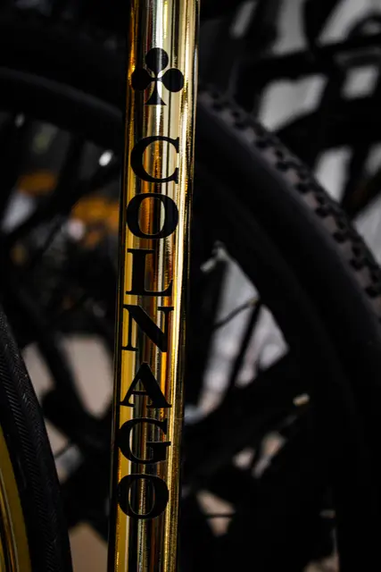 Das goldene Colnago Rennrad ist ein besonderes Schmuckstück im Loft und sorgt bei jedem Besucher für Begeisterung. 
