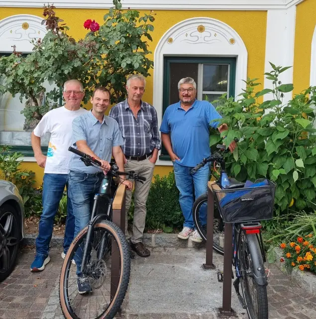 Josef Riedl, Rudolf Waldenberger, Alejandro Lässer und Jürgen Klinglhuber mit den neuen Radständern. | Foto: Grüne/ÖVP