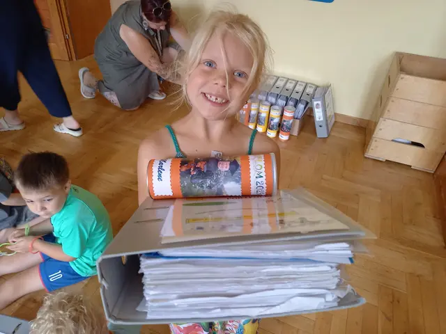 Die Abgängerinnen und Abgäner erhielten eine Rolle und eine Portfolio-Mappe. | Foto: Gößler