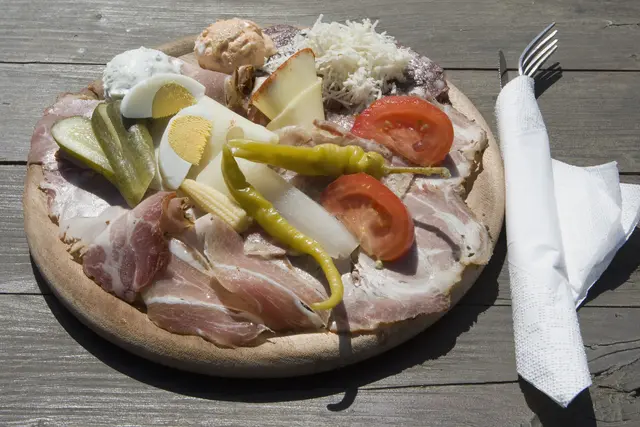 Wer Appetit auf eine gschmackige Jause hat, ist bei den folgenden Geheimtipps an der richtigen Adresse.  | Foto: Smarterpix/Digitalpress