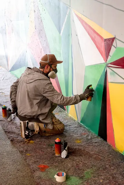 Das Nelböck-Viadukt Nähe Bahnhof bekommt aktuell Farbe: Lokale Künstler gestalten zusammen mit Schulen und den Vereinen Einstieg und der Lebenshilfe (Inklusive Kunst) ein riesiges Graffiti an der 100 Meter langen Unterführung.  | Foto: Stadt Salzburg/Rocio Escabosa