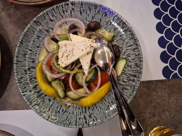 Ein Gaumenschmaus, den fast jeder kennt: der griechische Bauernsalat – Choriatiki – im Argo.  | Foto: Michael Ellenbogen