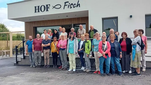 Die Gesunde Gemeinde Schlüßlberg besuchte den Betrieb „HOFFisch“ in Pötting. | Foto: Inge Zauner