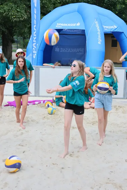 Junge Beachvolleyball Talente im Badener Strandbad | Foto: Sparkasse Baden