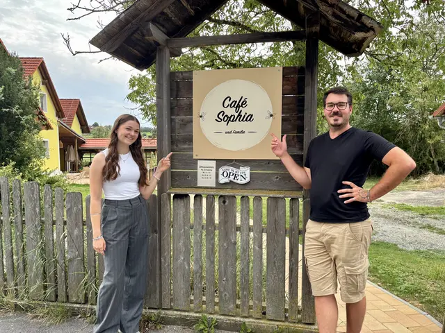 Das ist sie, die neue Adresse für gemütlichen Genuss und Herzlichkeit in Lindegg bei Bad Blumau. MeinBezirk stattete mit Jonny Taucher und Praktikantin Anna Riegler dem brandneuen Cafè Sophia einen Eröffnungsbesuch ab. | Foto: Margot Jeitler