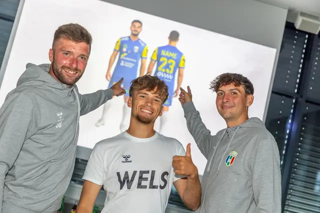 Die Spieler des FC Hogo Hertha Wels, Patrick Obermüller, Fabian Lechner und Benjamin
Sammer bei der Vorstellung der neuen Trikots. | Foto: Felbermayr/Lackner