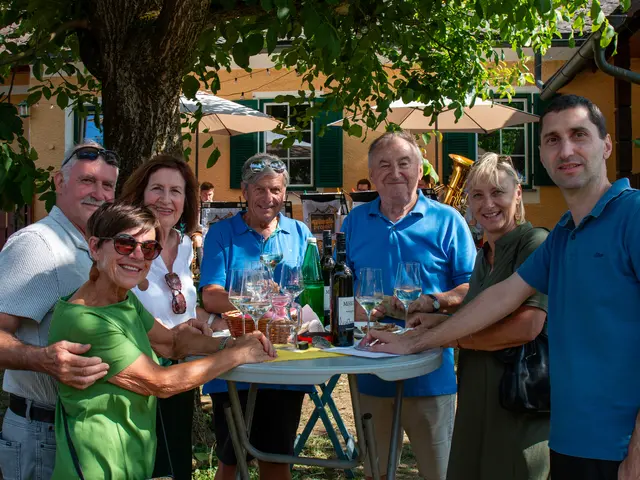 Auch Bezirkshauptfrau Karin Wiesegger-Eck (2.v.r.) überbrachte mit zahlreichen Gratulantinnen und Gratulanten beste Glückwünsche an die Familie Menhart. | Foto: Weingut Menhart