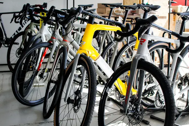 Im Gravel Loft by "Gran Tourismo Bike" gibt es ein umfangreiches Sortiment an Gravelbikes diverser Marken und natürlich auch das passende Zubehör für die kommenden Ausfahrten. 