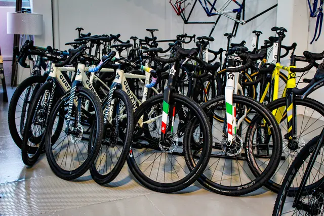 Im Gravel Loft by "Gran Tourismo Bike" gibt es ein umfangreiches Sortiment an Gravelbikes diverser Marken und natürlich auch das passende Zubehör für die kommenden Ausfahrten. 