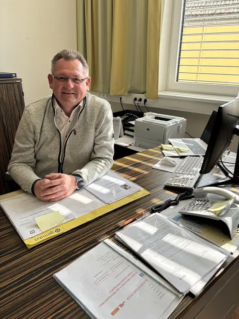 Bürgermeister Werner Charvat in seinem neuen Büro. | Foto: Victoria Edlinger