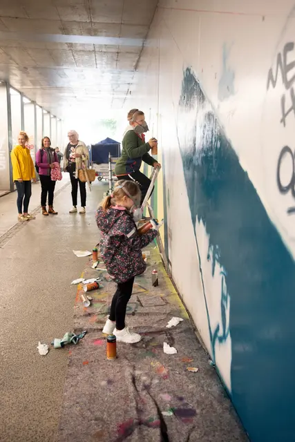 Das Nelböck-Viadukt Nähe Bahnhof bekommt aktuell Farbe: Lokale Künstler gestalten zusammen mit Schulen und den Vereinen Einstieg und der Lebenshilfe (Inklusive Kunst) ein riesiges Graffiti an der 100 Meter langen Unterführung.  | Foto: Stadt Salzburg/Rocio Escabosa