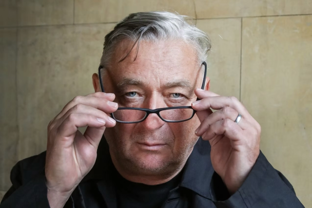 Andreas Vitasek und zahlreiche weitere Künstler bringen bei „Kabarett am See“ pointiertes Kabarett ganz nah ans Publikum. | Foto: Valerie Loudon