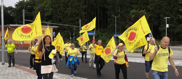 Österreichische AKW-Gegner von Atomstopp marschieren gegen ein Atommüll-Endlager in Tschechien von Pačejov nach Maňovice. | Foto: Atomstopp