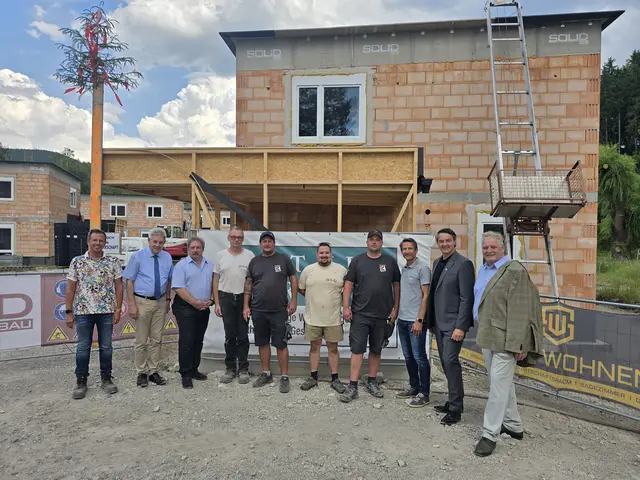 Harald Havlicek, Fa. Solid Baugesellschaft m.b.H. / Abgeordneter zum NÖ Landtag Hermann Hauer / u.a. Mitarbeiter Fa. Solid-Bau / Geschäftsführer Arthur Krupp Roland Kreuter (3. von rechts) / Bürgermeister Jochen Bous (2. von rechts)  / Vize-Bürgermeister Joachim Köll (1. von rechts) | Foto: Wiensüd