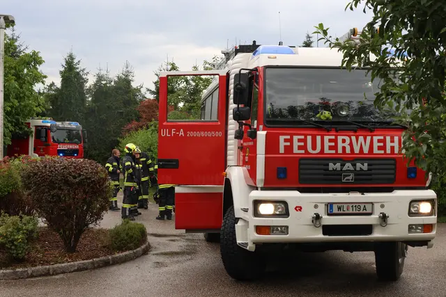 In Edt bei Lambach mussten zwei Feuerwehren ausrücken, um den Brand eines Zählerkastens zu löschen. | Foto: laumat.at