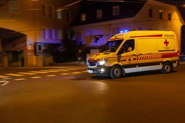Der Lenker wurde schwer verletzt ins UKH Graz eingeliefert, seine Gattin ins LKH Amstetten. (Symbolbild) | Foto: roteskreuz.at/salzburg/pressebilder