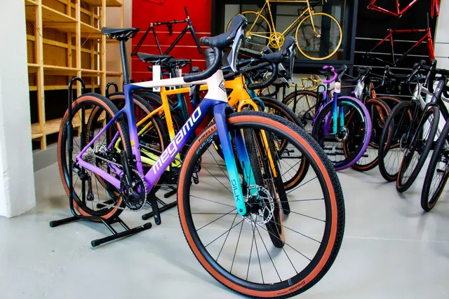 Im Gravel Loft by "Gran Tourismo Bike" gibt es ein umfangreiches Sortiment an Gravelbikes diverser Marken und natürlich auch das passende Zubehör für die kommenden Ausfahrten. 