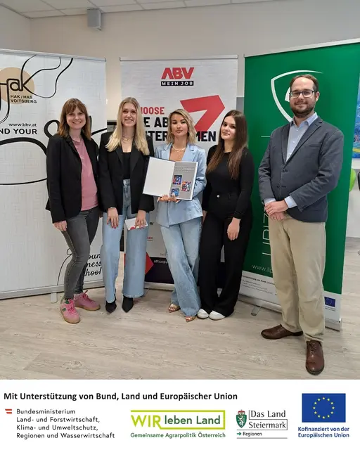 Die drei HAK-Maturantinnen Yasmin Resch, Maya Rossmann und Nadine Dworschak mit den Betreuern Sabrina Stonitsch, LFI Steiermark, und Gernot Dreisiebner von der HAK Voitsberg. | Foto: LFI Steiermark