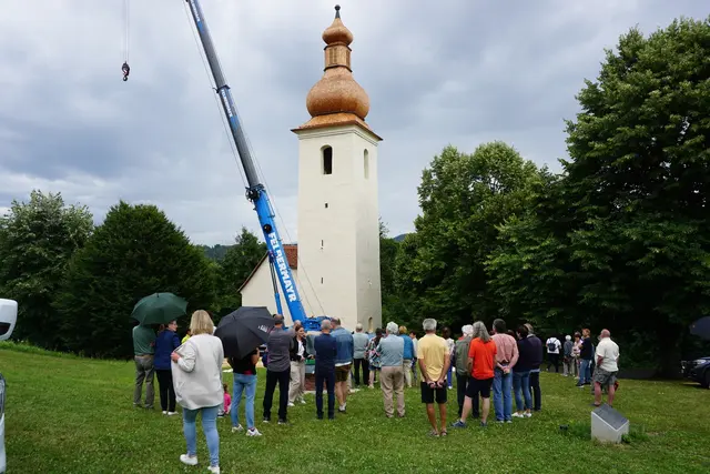 Der frisch restaurierte Zwiebelturm kehrte an seinen angestammten Platz auf dem Kirchturm zurück. | Foto: Gemeinde St. Bartholomä