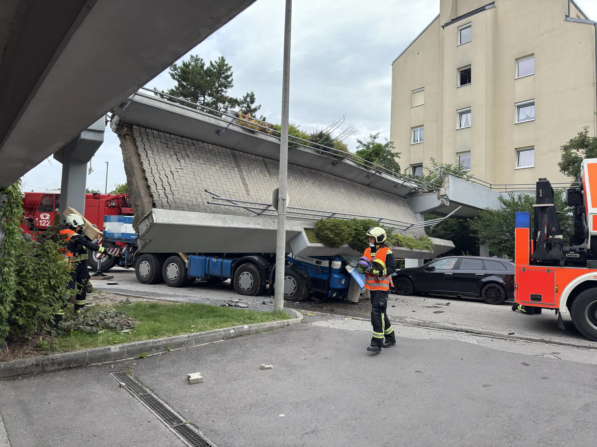Bridge in Linz collapses onto truck - | Rescue operation underway