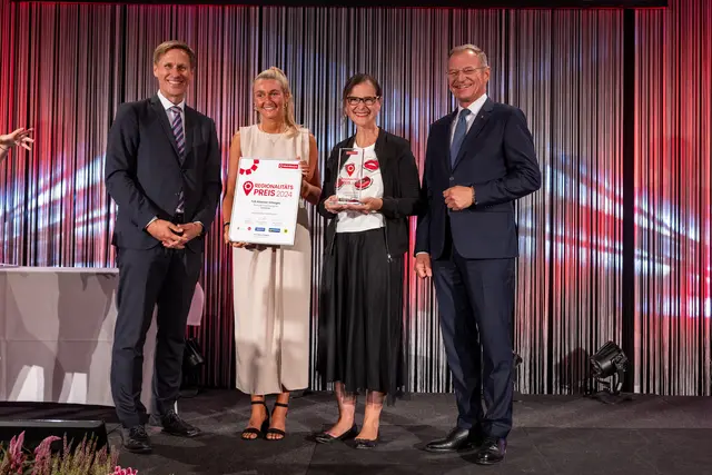 Der Attercampus vom TVB Attersee-Attergau brachte 2024 den Sieg in der Kategorie Tourismus. Katharina Weisshaar und Angelina Eggl nahmen den Preis von Landeshaupmann Thomas Stelzer (r.) und MeinBezirk OÖ-Chefredakteur Thomas Winkler entgegen. | Foto: MeinBezirk/Pils