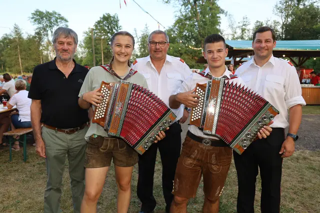 Musik und gute Laune beim Gungerlfest der Feuerwehr Altneudörf mit Feuerwehrkommando und Teichbesitzer. | Foto: Johann Schleich