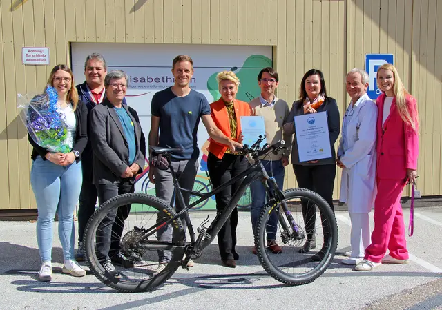Foto: Georg Matheuschitz, Stadträtin Sandra Wassermann, BA gratuliert dem Team der Elisabethinen
