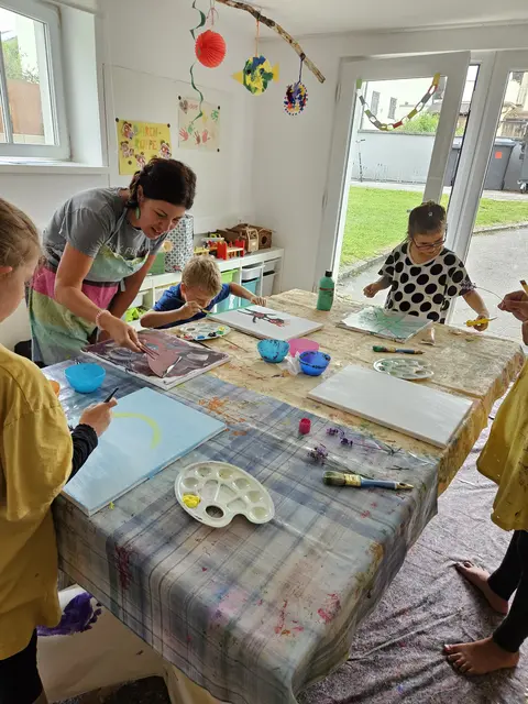 Die Kinder hatten sichtlich Freude beim „Atelier Farbexperiment". | Foto: Martina Berger