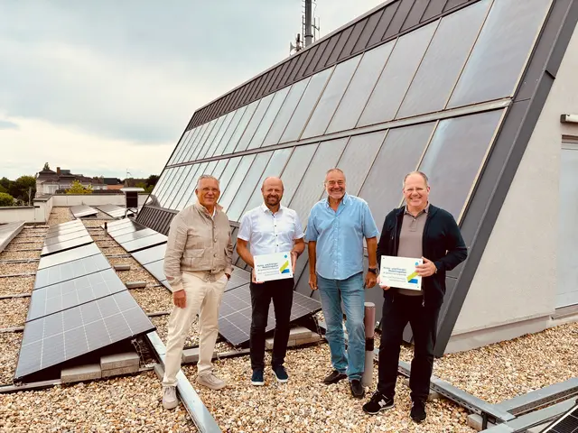 Bürgermeister der Stadtgemeinde Bad Radkersburg Karl Lautner, Karl Puchas (Lea), Thomas Hennig von der Stadtgemeinde und KEM Manager Robert Frauwallner bei der großen Fotovoltaikanlage am Dach des Sicherheitszentrums in Bad Radkersburg. | Foto: Stadtgemeine Bad Radkersburg