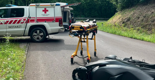 Der Notarzt war vor Ort und versorgte die verletzte Person. | Foto: FF Kronabittedt