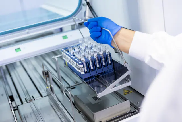 Die UBT verarbeitet jährlich mehr als 52.000 „mobile“ Vollblutspenden des Roten Kreuzes und zusätzlich jeweils über 1.000 maschinelle Blutplättchen- und Plasmaspenden. | Foto: Marija Kanizaj / LKH-Univ. Klinikum Graz