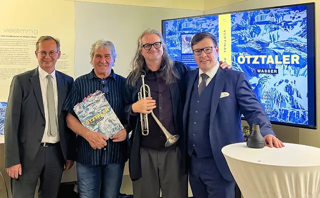 Freuten sich über den Erfolg im erbe Kulturraum Sölden. v.l.: Claus Scheiber Dir. Raiffeisenbank Sölden, Ernst Lorenzi, Franz Hackl, Florian Klotz, Vorstand Raiffeisen Bank Sölden | Foto: Jasmin Schlatter