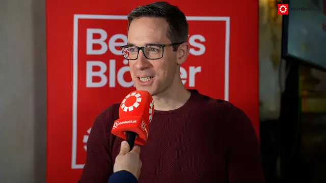 Vizebürgermeister Kay-Michael Dankl sagt: "Die Thermal- und Hyperspektralflüge messen, wo besonders heiße und besonders kalte Oberflächen sind. Das hilft der Politik, Hitzeinseln zu erkennen und zu entscheiden, wo es mehr Begrünung, Beschattung und Renaturierung braucht", so Dankl. | Foto: Stefan Schubert